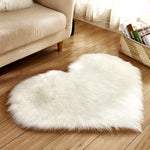 Tapis en laine artificielle en forme de cœur, pelucheux et doux, idéal pour salon ou chambre, par eprolo.