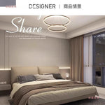 Grand lit moderne minimaliste pour chambre principale, style italien léger, cadre en bois naturel, élégant et spacieux.
