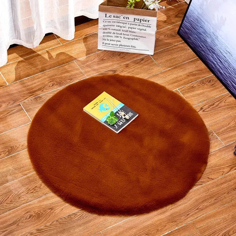 Tapis rond coloré en shaggy moderne de Novah, parfait pour salon, chambre ou salle d'enfants, avec un motif vibrant et doux.
