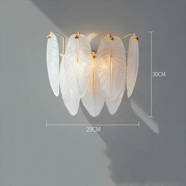 Lustre moderne de plafond Novah avec design élégant en métal et abat-jours en verre transparent, pour une décoration sophistiquée.
