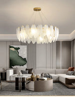 Suspension moderne Novah en chandelier plafond avec abat-jour en verre et cadre en métal pour une décoration élégante.