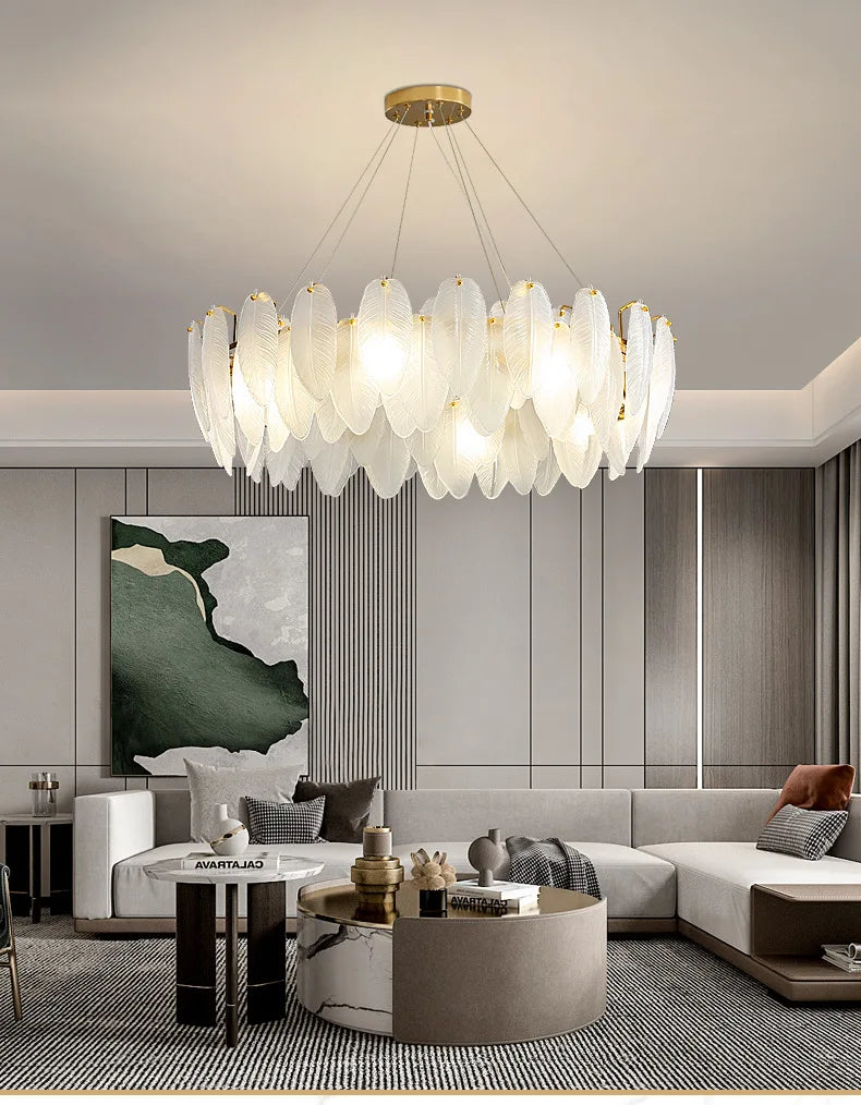 Suspension moderne Novah en chandelier plafond avec abat-jour en verre et cadre en métal pour une décoration élégante.