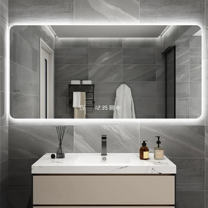 Miroir de salle de bain rectangulaire arrondi mural Novah avec cadre élégant, reflet clair, fixé au mur dans une salle de bain moderne.