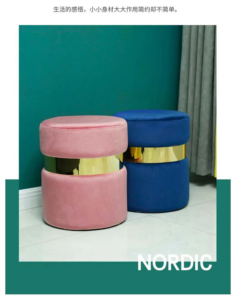 Pouf moderne en tissu de la marque Novah, fauteuil ottoman élégant et confortable pour salon ou espace de détente.