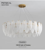 Lustre moderne de plafond Novah avec design élégant en métal et cristaux suspendus, éclairage décoratif pour salon ou salle à manger.