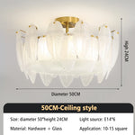 Lustre moderne de plafond Novah avec design élégant en métal et lumière douce, suspendu au plafond dans un intérieur contemporain