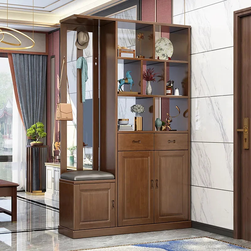 Armoire moderne Novah avec rangement élégant, portes en bois clair et poignées métalliques pour une chambre contemporaine.