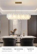 Lustre moderne de plafond Novah avec design élégant en métal et éclairage LED pour salon ou salle à manger.