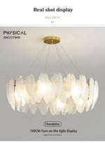 Lustre moderne pour plafond de la marque Novah avec un design élégant en métal et verre, adapté à la décoration intérieure.