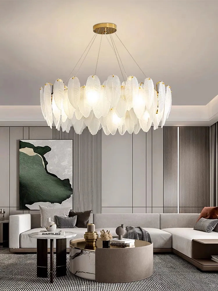 Lustre moderne de plafond Novah avec design élégant en verre et métal, idéal pour la décoration intérieure contemporaine.