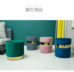 Pouf ottoman moderne en tissu de marque Novah, meuble d'appoint contemporain avec finition élégante et confort optimal.