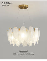 Lustre moderne de plafond Novah avec design élégant en métal et lumière diffuse, suspendu au plafond dans une pièce contemporaine
