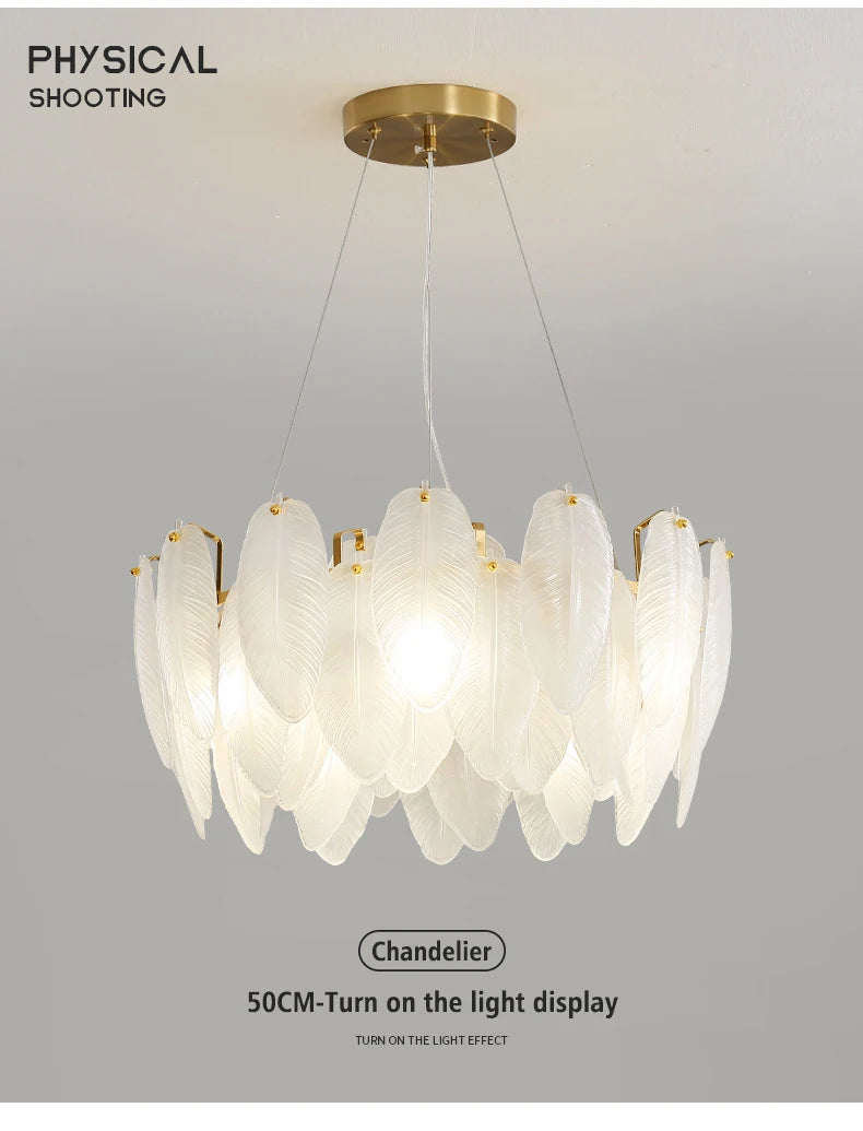 Lustre moderne de plafond Novah avec design élégant en métal et lumière diffuse, suspendu au plafond dans une pièce contemporaine
