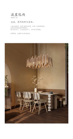 Lustre en bois de style ferme pour restaurant, conçu par Novah, avec branches en bois naturel et ampoules suspendues.
