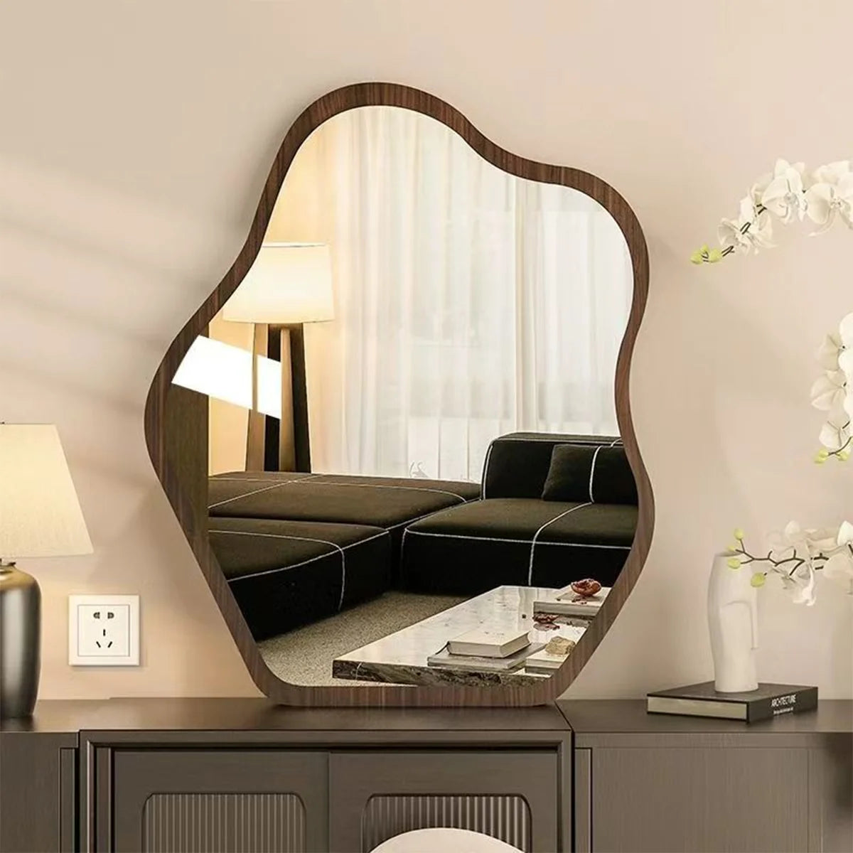 Miroir mural irrégulier avec cadre en bois ondulé, design moderne, par Novah, reflet et surface de miroir visible.
