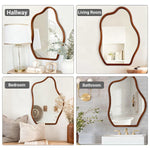 Miroir mural irrégulier avec cadre en bois ondulé, design moderne, miroir décoratif de la marque Novah, reflet visible dans l'image