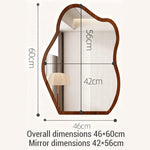 Miroir mural irrégulier avec cadre en bois ondulé, design moderne, reflet dans un intérieur contemporain, par Novah