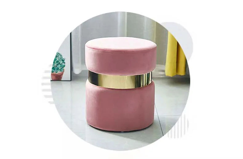 Pouf moderne en tissu Novah, mobilier ottoman élégant, assise rembourrée pour salon ou espace détente.