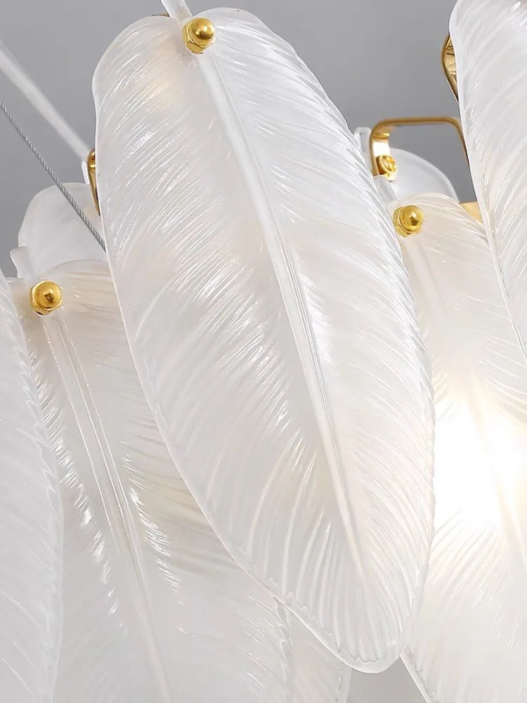 Lustre moderne pour plafond de la marque Novah avec design élégant en métal et ampoules visibles.