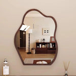 Miroir mural ondulé avec cadre en bois moderne, design irrégulier et élégant, marquage Novah.