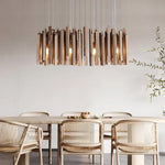 Lustre en bois de style ferme pour restaurant, design rustique avec branches en bois, par Novah, éclairage chaleureux pour salle à manger.