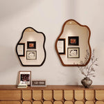 Miroir mural irrégulier avec cadre en bois ondulé, style moderne, conçu par Novah, reflet artistique et design élégant.