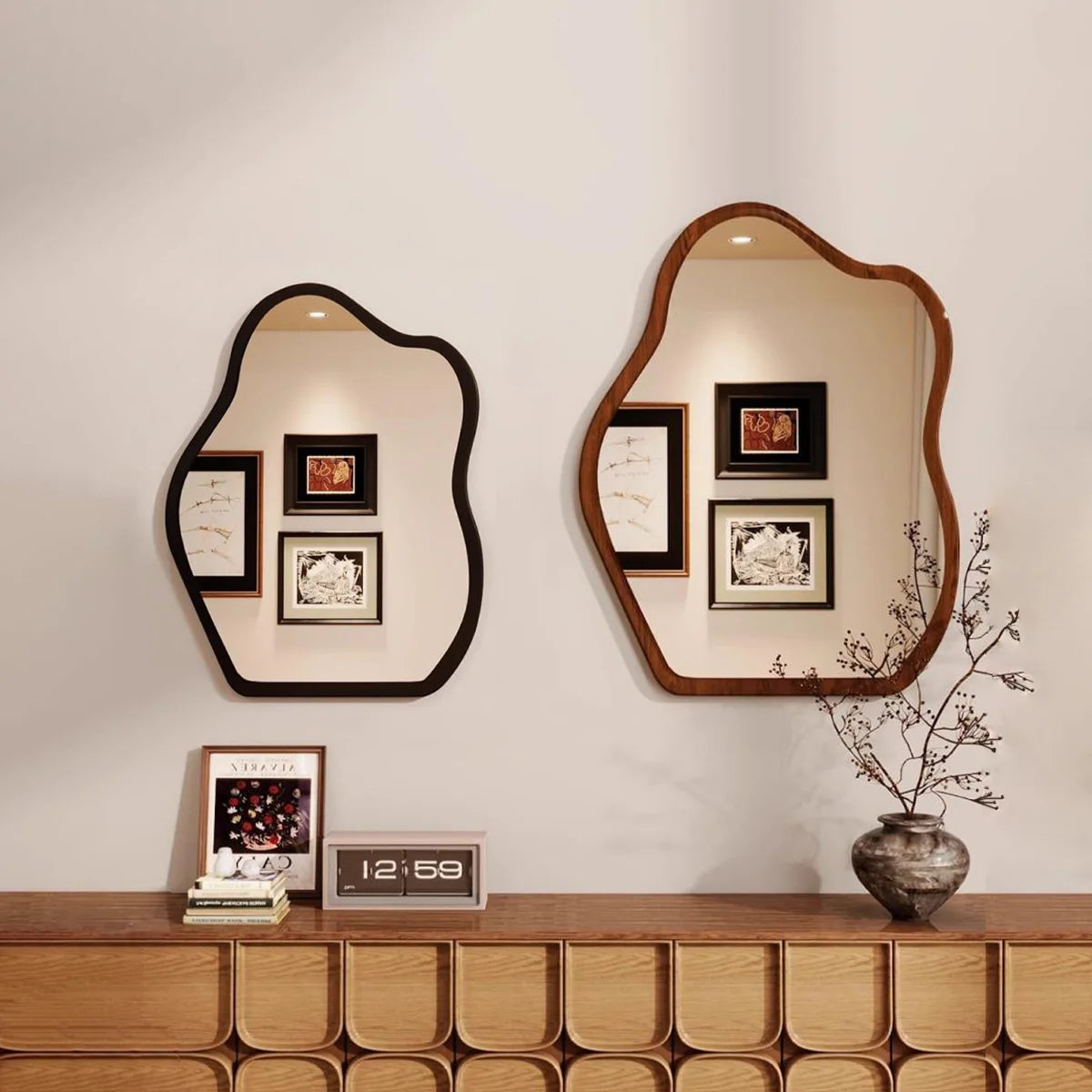 Miroir mural irrégulier avec cadre en bois ondulé, style moderne, conçu par Novah, reflet artistique et design élégant.