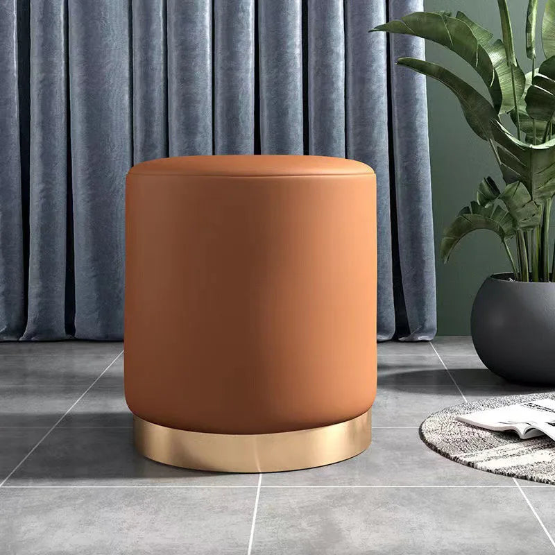 Tabouret ottoman en tissu moderne et minimaliste de la marque Novah, parfait pour la décoration intérieure élégante.