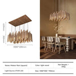Lustre en bois de style ferme pour restaurant, design rustique par Novah, suspendu avec plusieurs branches et bougeoirs.