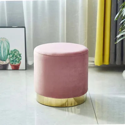 Pouf moderne en tissu de la marque Novah, mobilier ottoman élégant et confortable pour la décoration intérieure.