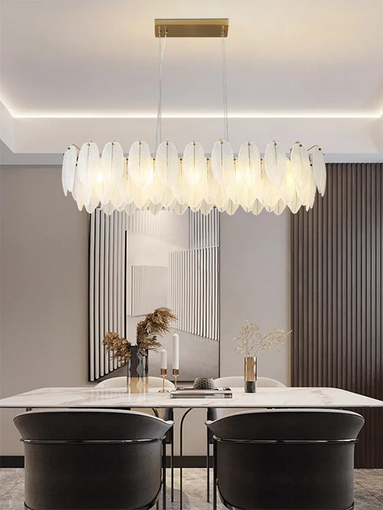 Lustre moderne pour plafond de la marque Novah, design élégant avec plusieurs bras en métal brillant.