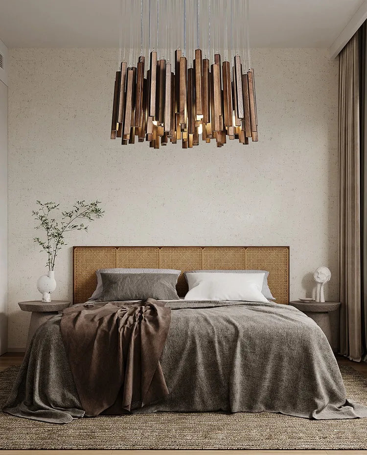Luminaire chandelier en bois de ferme pour restaurant, design rustique par Novah, avec branches en bois et bougeoirs en métal.