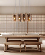 Lustre en bois de style ferme pour restaurant par Novah, avec plusieurs branches en bois et ampoules suspendues.