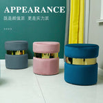 Pouf moderne en tissu Novah, mobilier ottoman élégant et confortable pour salon ou espace de détente.