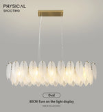 Lustre moderne de plafond Novah avec design élégant en métal et ampoules, idéal pour une décoration intérieure contemporaine.