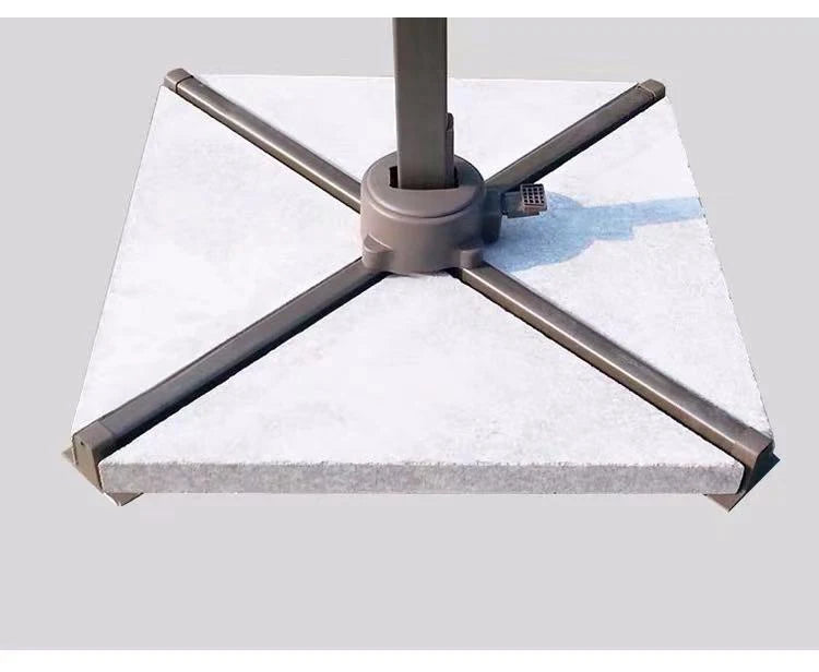 Parasol d'extérieur Novah Villa pour balcon, avec toile résistante et pied robuste pour ombrage élégant en espace extérieur.