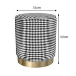 Tabouret ottoman moderne en tissu minimaliste de Novah, assise rembourrée pour la maison, vue de face.