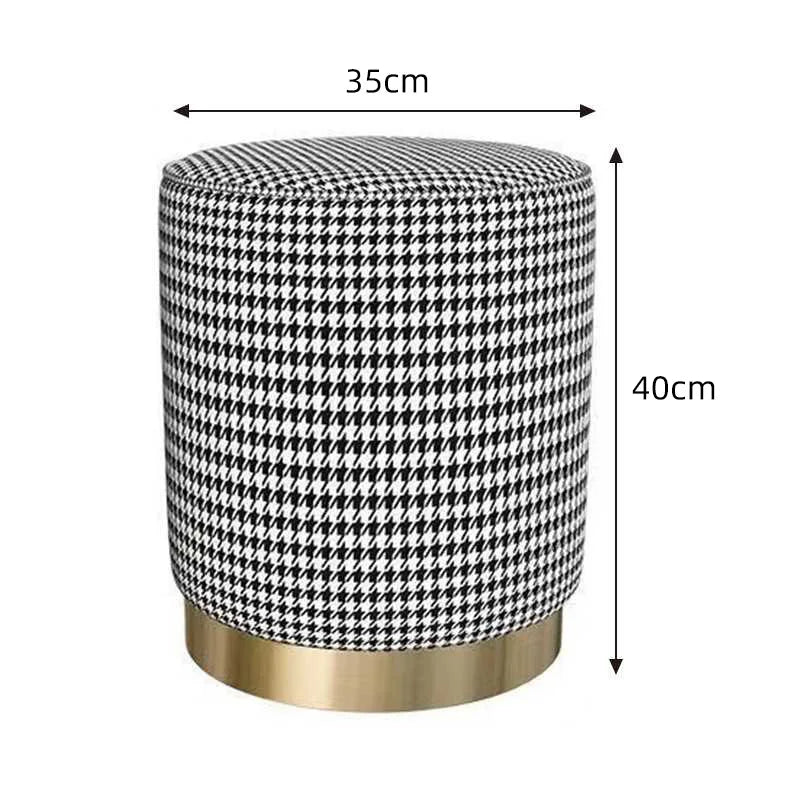 Tabouret ottoman moderne en tissu minimaliste de Novah, assise rembourrée pour la maison, vue de face.
