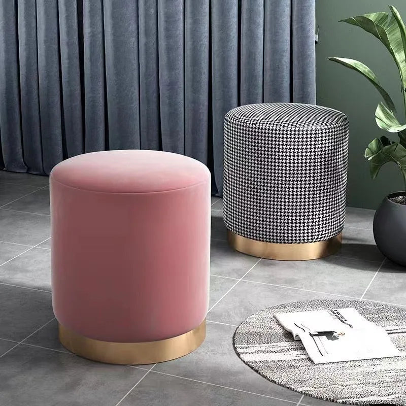 Tabouret ottoman moderne en tissu minimaliste de la marque Novah, idéal pour la décoration intérieure.