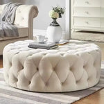 Pouf rond en velours moderne de la marque Novah, assise élégante et confortable, couleur gris clair, vue de face.