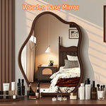 Miroir mural irregular en forme ondulée avec cadre en bois moderne, design unique et élégant, par Novah.