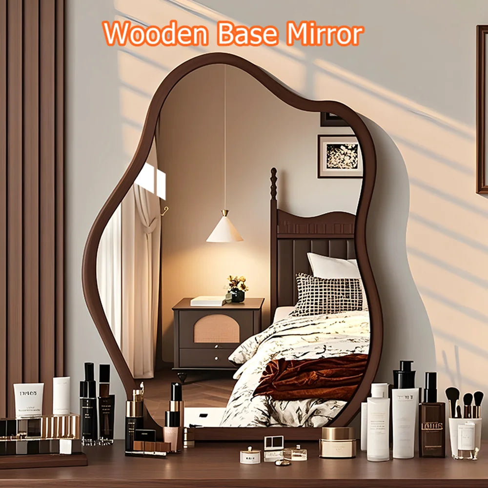 Miroir mural irregular en forme ondulée avec cadre en bois moderne, design unique et élégant, par Novah.