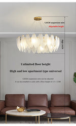 Lustre moderne Novah suspendu au plafond avec design élégant en métal et verre, éclairage diffus et ambiance contemporaine.