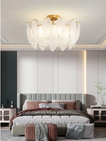 Lustre moderne pour plafond de la marque Novah avec design élégant et éclairage diffus, suspendu dans un intérieur contemporain.