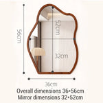 Miroir mural irrégulier avec cadre en bois ondulé, design moderne par Novah, reflet de style contemporain et texture naturelle