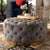 Pouf rond en velours moderne de la marque Novah, assise élégante avec finition douce et tissu velouté.