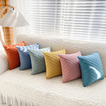 Coussins décoratifs pour salon Novah en velours avec motifs artistiques en tissu, design élégant et confortable pour canapé.
