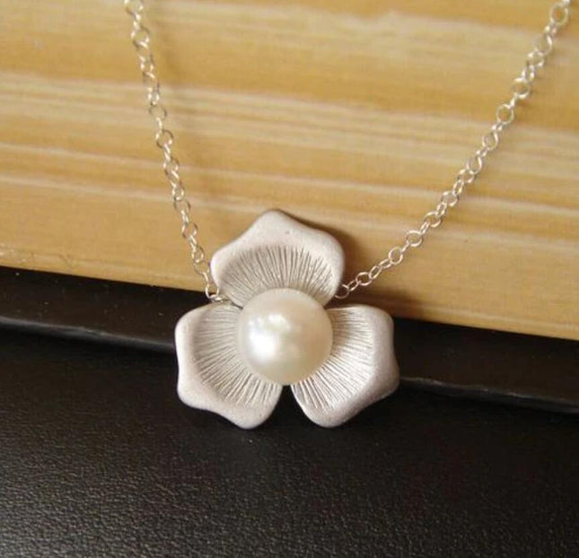 Petal Pearl Pendant Necklace High-grade Clavicle Chain