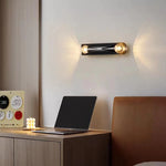 Applique murale de luxe pour salon, lampe d'ambiance Novah, éclairage élégant et moderne pour décoration intérieure.