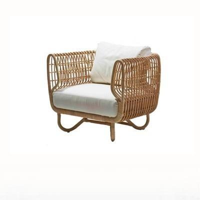 Ensemble de mobilier extérieur avec canapé en rotin tissé, fauteuil et table à thé de marque Novah, adapté pour terrasse ou jardin.